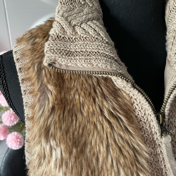 Kenar Women's Faux Fur and Beige Knit Vest Size Medium - Picture 2 of 6